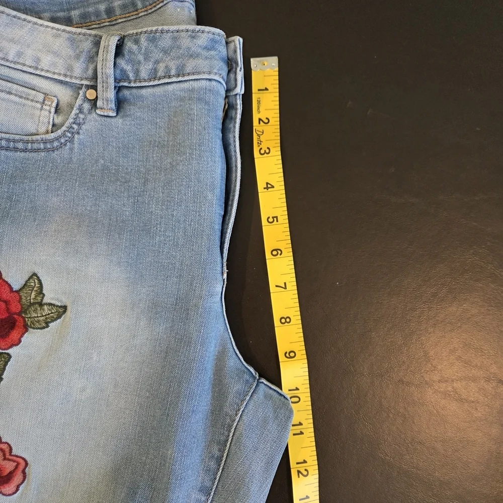 a.n.a A New Approach Light Wash Rose Embroidered Skinny Ankle Jeans Size 31/12
